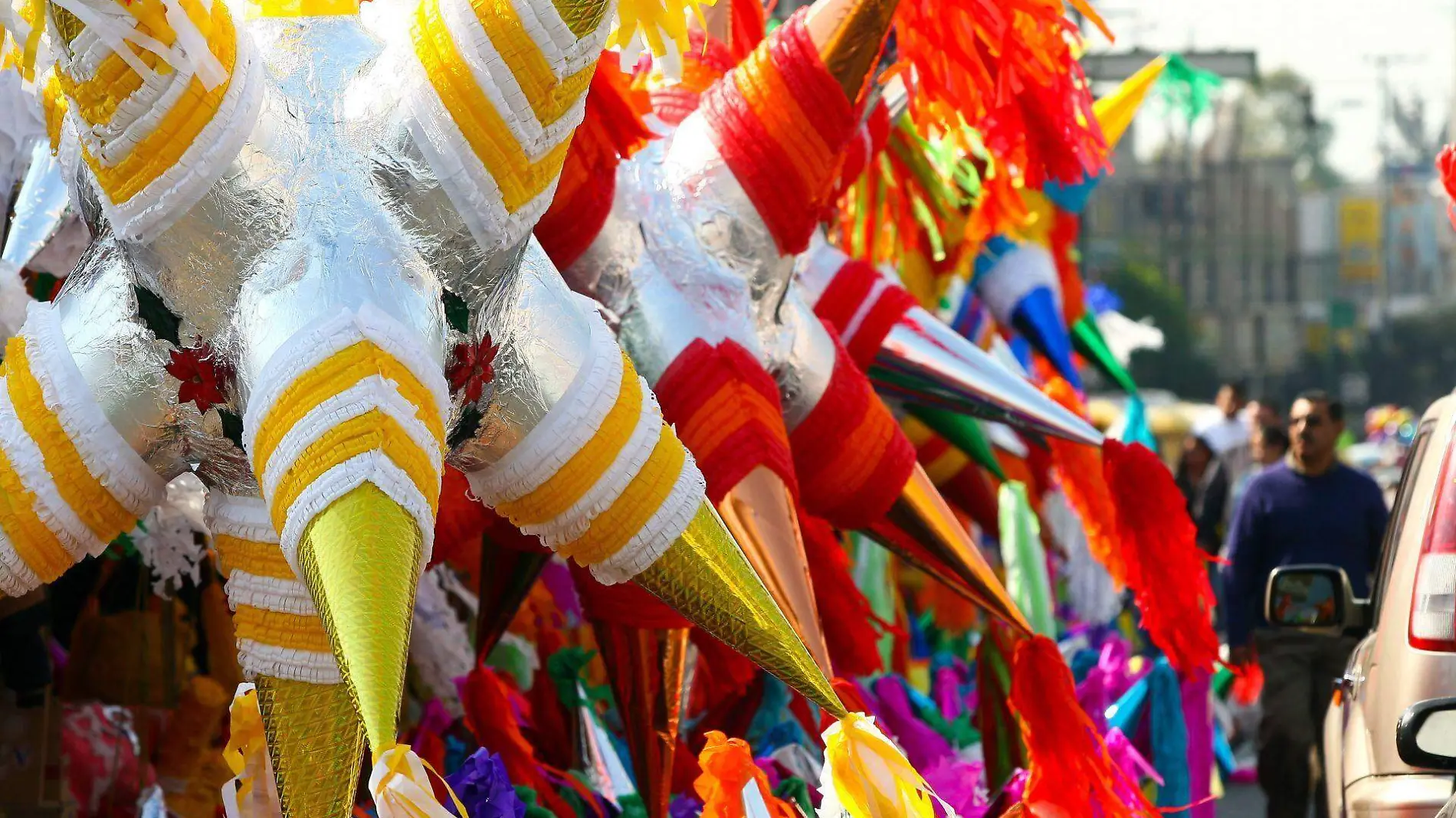 Las dificultades que enfrentan los artesanos para mantener viva la tradición se reflejarían en el costo final de las piñatas de Navidad